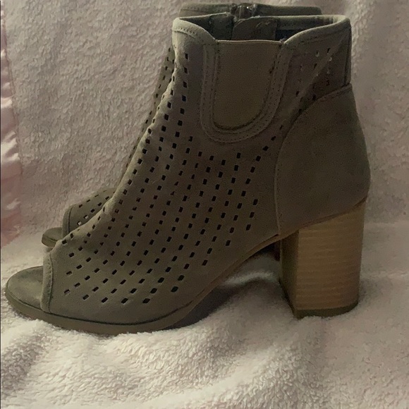 Open toe booties - Picture 2 of 3